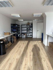 B�ro 1 Ladenfl�che 41m� mit B�ro- oder Praxisr�ume 110m�, modern im Gesch�ftzentrum neben einem Supermarkt.