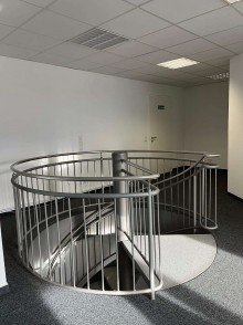 Wendeltreppe Ladenfl�che 41m� mit B�ro- oder Praxisr�ume 110m�, modern im Gesch�ftzentrum neben einem Supermarkt.