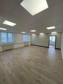 72m� Repr�sentativ B�ro/Praxis als Studio oder 2 Raumb�ro jeweils mit getrennten Toiletten.