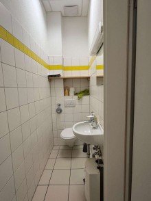 WC Nr. 1 Ladenfl�che 41m� mit B�ro- oder Praxisr�ume 110m�, modern im Gesch�ftzentrum neben einem Supermarkt.