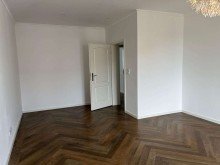 Zimmer 3 Stilaltbauwohnung mit gro�en, hohen R�umen und Einbauk�che in der Fu�g�ngerzone!
