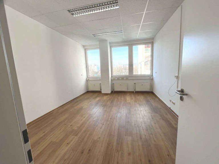 Raum 1 Friedrichsdorf B�ro / Praxis Repr�sentativ / 4 R�ume / Top-Citylage f�r B�ro/Praxis / stufenlos mit Lift / S-Bahnn�he