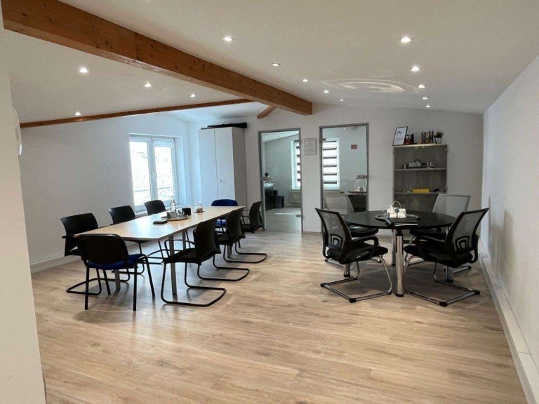 B�ro im DG Usingen B�rohaus Repr�sentativ B�ro/Praxis als Studio oder 2 Raumb�ro jeweils mit getrennten Toiletten.