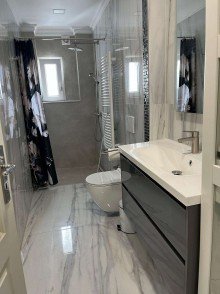 Bad Stilaltbauwohnung mit gro�en, hohen R�umen und Einbauk�che in der Fu�g�ngerzone!