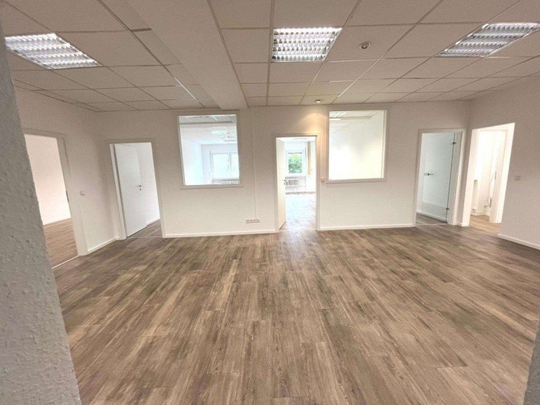 Raum 1 Empfang Bad Homburg vor der H�he B�ro / Praxis B�ro/Praxis im 1.OG am Markplatz / Neuwertig saniert / Vinylboden / EBK / Dachterrasse