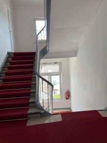 12606 Stilaltbauwohnung mit gro�en, hohen R�umen und Einbauk�che in der Fu�g�ngerzone!