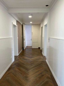 Flur Stilaltbauwohnung mit gro�en, hohen R�umen und Einbauk�che in der Fu�g�ngerzone!