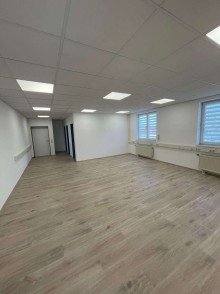 72m� Repr�sentativ B�ro/Praxis als Studio oder 2 Raumb�ro jeweils mit getrennten Toiletten.