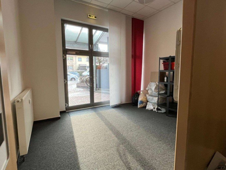 Verkauf/Empfang EG Bad Homburg vor der H�he Einzelhandel Ladenfl�che 41m� mit B�ro- oder Praxisr�ume 110m�, modern im Gesch�ftzentrum neben einem Supermarkt.