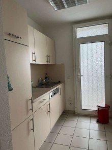 Einbauk�chenzeile Ladenfl�che 41m� mit B�ro- oder Praxisr�ume 110m�, modern im Gesch�ftzentrum neben einem Supermarkt.