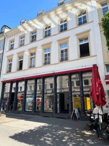 Geb�udeansicht Stilaltbauwohnung mit gro�en, hohen R�umen und Einbauk�che in der Fu�g�ngerzone!