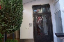 Hauseingang Stilaltbauwohnung mit gro�en, hohen R�umen und Einbauk�che in der Fu�g�ngerzone!