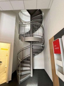Wendeltreppe Ladenfl�che 41m� mit B�ro- oder Praxisr�ume 110m�, modern im Gesch�ftzentrum neben einem Supermarkt.