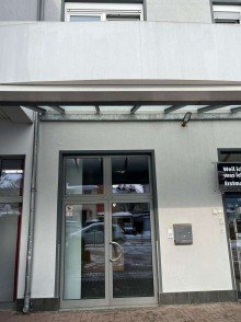Au�en Ladenfl�che 41m� mit B�ro- oder Praxisr�ume 110m�, modern im Gesch�ftzentrum neben einem Supermarkt.