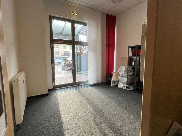Verkauf/Empfang EG Bad Homburg vor der H�he B�ro / Praxis Ladenfl�che 41m� mit B�ro- oder Praxisr�ume 110m�, modern im Gesch�ftzentrum neben einem Supermarkt.