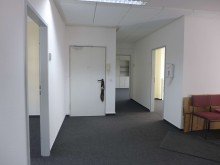 Eingangsbereich Barrierefrei mit Lift N�he Bahnhof mit einem Schulungsraum und eigenem Innenhof!