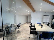 B�ro im DG Repr�sentativ B�ro/Praxis als Studio oder 2 Raumb�ro jeweils mit getrennten Toiletten.