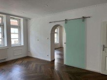 vom Zimmer 2 zum Wohnzimmer Stilaltbauwohnung mit gro�en, hohen R�umen und Einbauk�che in der Fu�g�ngerzone!