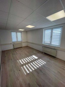 72m� Repr�sentativ B�ro/Praxis als Studio oder 2 Raumb�ro jeweils mit getrennten Toiletten.