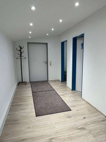 B�ro im DG Repr�sentativ B�ro/Praxis als Studio oder 2 Raumb�ro jeweils mit getrennten Toiletten.