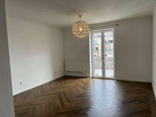 Zimmer 3 Stilaltbauwohnung mit gro�en, hohen R�umen und Einbauk�che in der Fu�g�ngerzone!