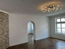 vom Wohnzimmer zu Zimmer 2 Stilaltbauwohnung mit gro�en, hohen R�umen und Einbauk�che in der Fu�g�ngerzone!